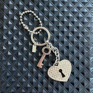 Coach Coach Signature  C  Large Silver Heart and Key - Keychain keyring Charm